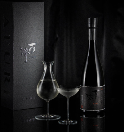 rare-sake-with-glasses-exclusive-japanese-sake